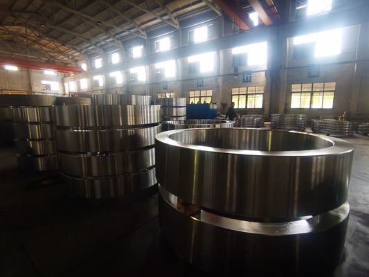 Obróbka cieplna QT Kute pierścienie stalowe zapewniające dokładność wymiarową od 1000 do 7800 mm Idealne do konstrukcji i ciężkich urządzeń przemysłowych